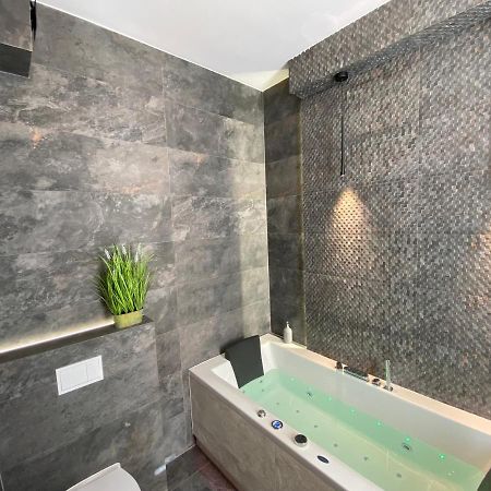 Apartament Bialy Z Jacuzzi Krakau Exterior foto